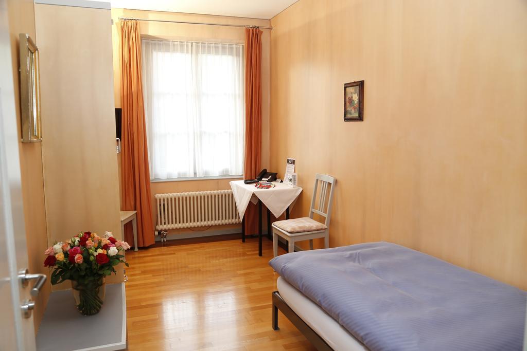 Gasthof Gyrenbad Turbenthal Bilik gambar
